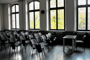 wnętrze sali multimedialnej, krzesła i stolik