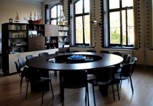 wnętrze sali, okrągły stół i krzesła