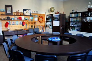 wnętrze sali, okrągły stół i krzesła