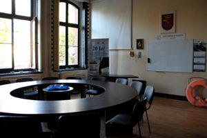 wnętrze sali, okrągły stół i krzesła