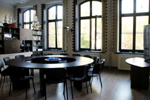 wnętrze sali, okrągły stół i krzesła