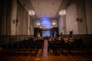 wnętrze auli, krzesła i scena