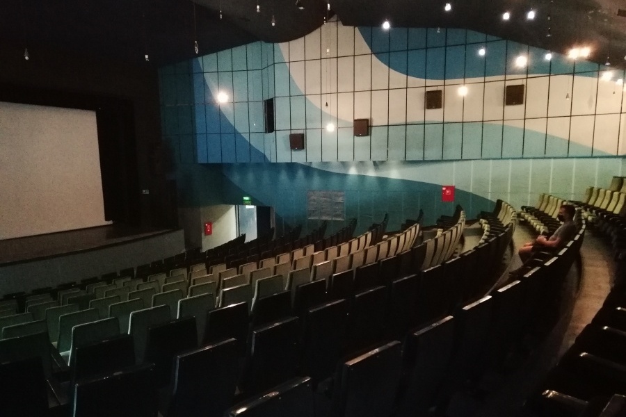 Zdjęcie wnętrza, pustej sali kinowej