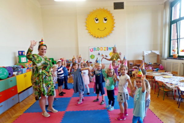 Grupa dzieci z nauczycielką