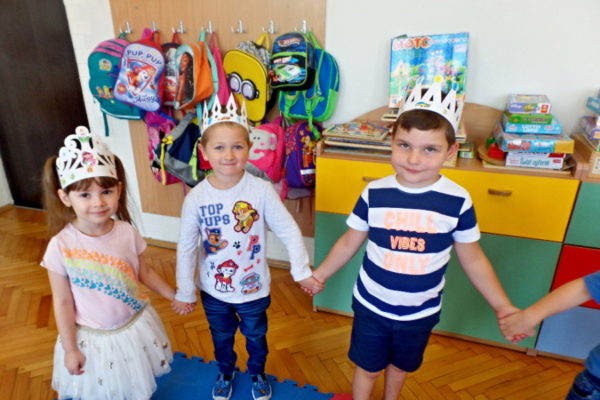 Troje dzieci z koronami na głowach - jubilaci