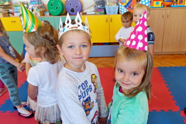 Dziewczynka z chłopcem tańczą w parze