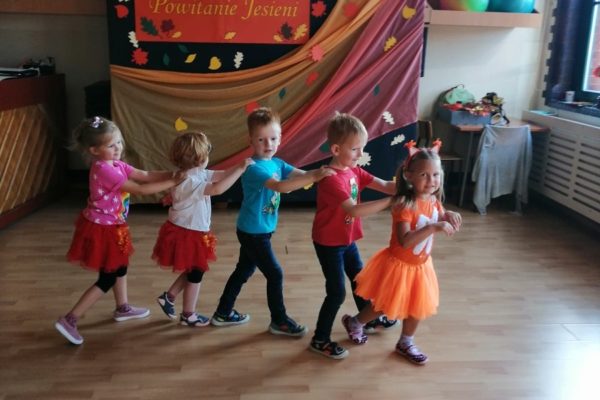 Dzieci tańczą świętując Powitanie Jesieni