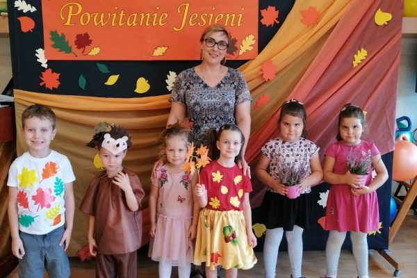 Zdjęcie grupowe dzieci z nauczycielką
