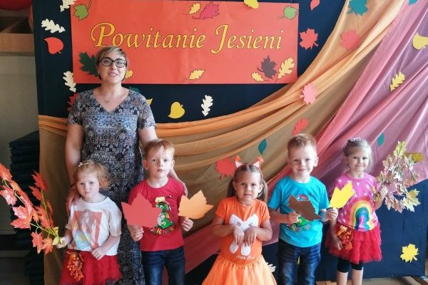 Zdjęcie grupowe dzieci z nauczycielką