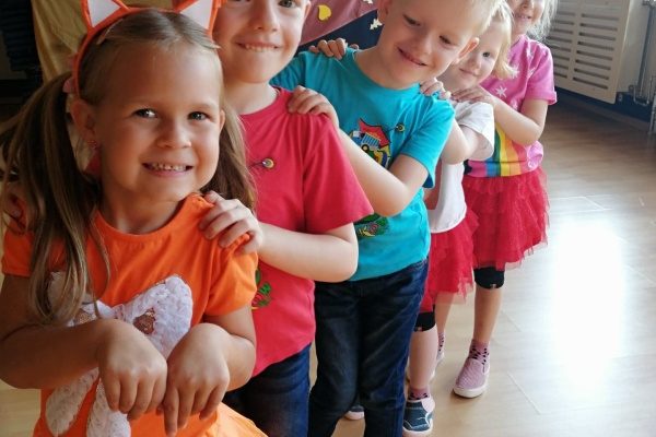 tańczące dzieci