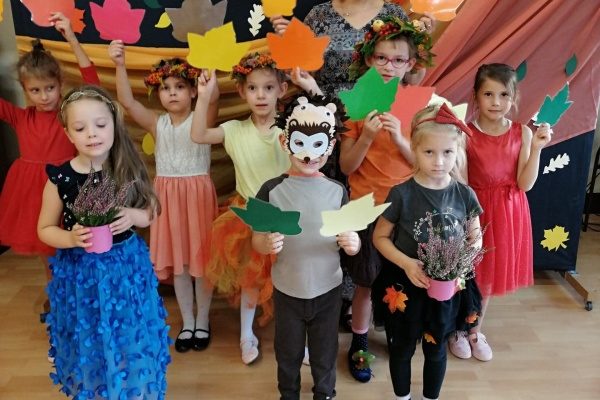 Zdjęcie grupowe dzieci z nauczycielką