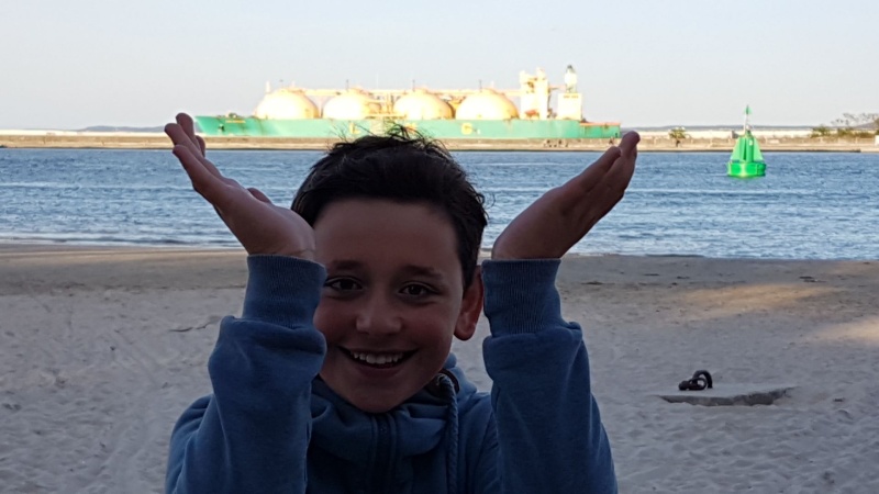 Chłopiec na pierwszym planie, za nim morze