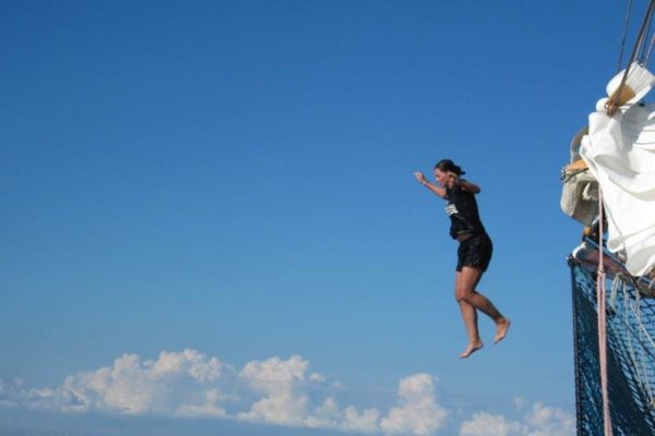 Monika skacze do wody z noku bukszprytu