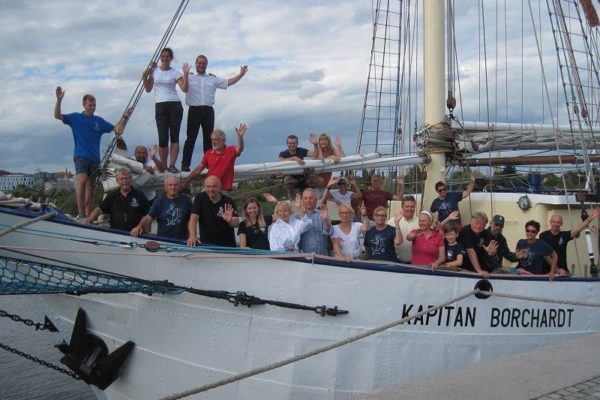 Zdjęcie wspólne całej załogi rejsu szkoleniowego na dziobie