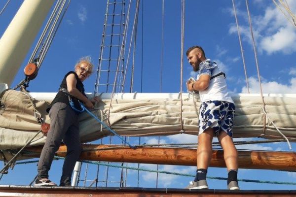 Na kładce grota, Basia i Błażej klarowali żagiel