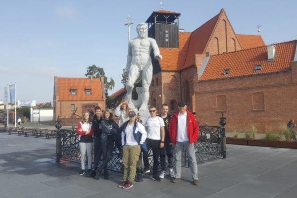 Członkowie I wachty 7 osób wraz z opiekunem Darkiem przy pomniku Neptuna na Helu