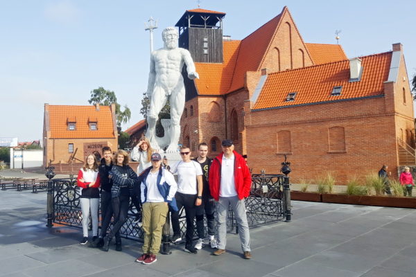 Członkowie I wachty 7 osób wraz z opiekunem Darkiem przy pomniku Neptuna na Helu