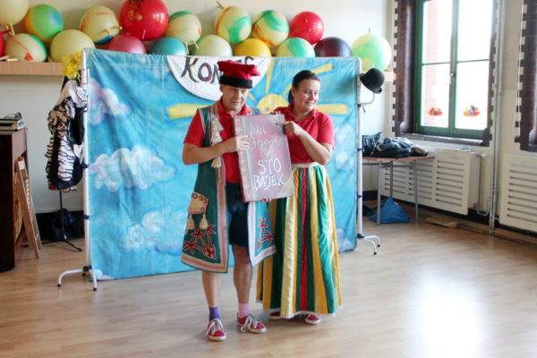 Kobieta i mężczyzna, aktorzy Teatru Gwitajcie trzymaja w rękach wielką okładkę książki z napisem Jan Brzechwa Sto Bajek