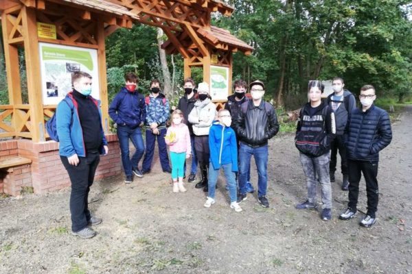 grupa uczniów przed wejściem na Syrenie Stawy