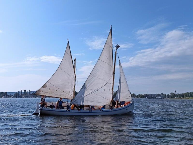 Dezeta pod pełnymi żaglami na wodzie z załogą SKEM Technikum Ekonomicznego w Szczecinie