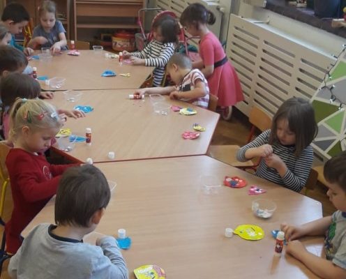 Dzieci-przygotowuja-ozdoby-choinkowe