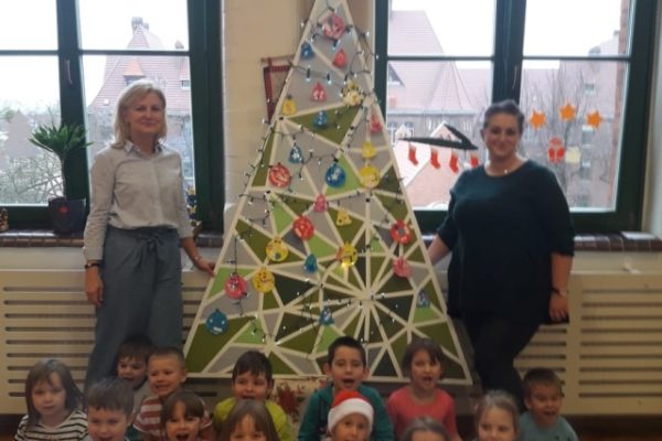 Wspólne zdjęcie przy choince