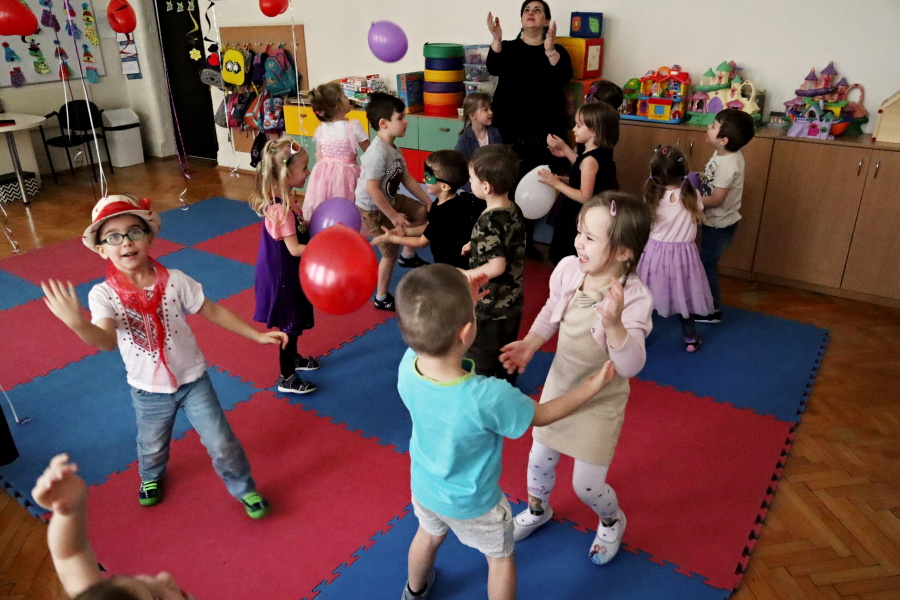 grupa tańczacych przedszkolaków