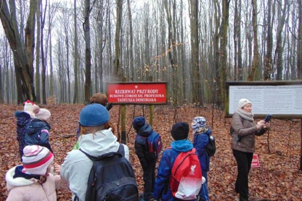 grupa młodzieży na szlaku