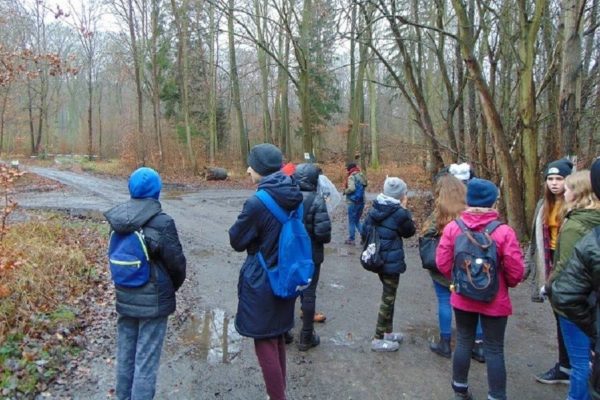 grupa młodzieży na szlaku