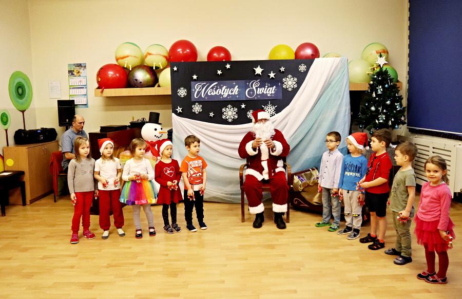 grupa przedszkolaków z Mikołajem