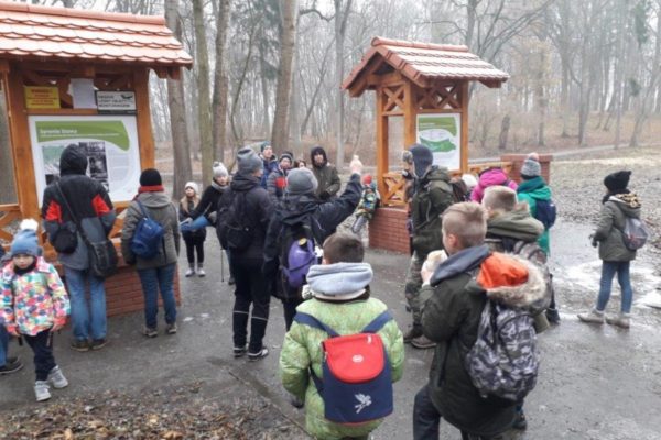 grupa dzieci przy wejściu na Syrenie Stawy