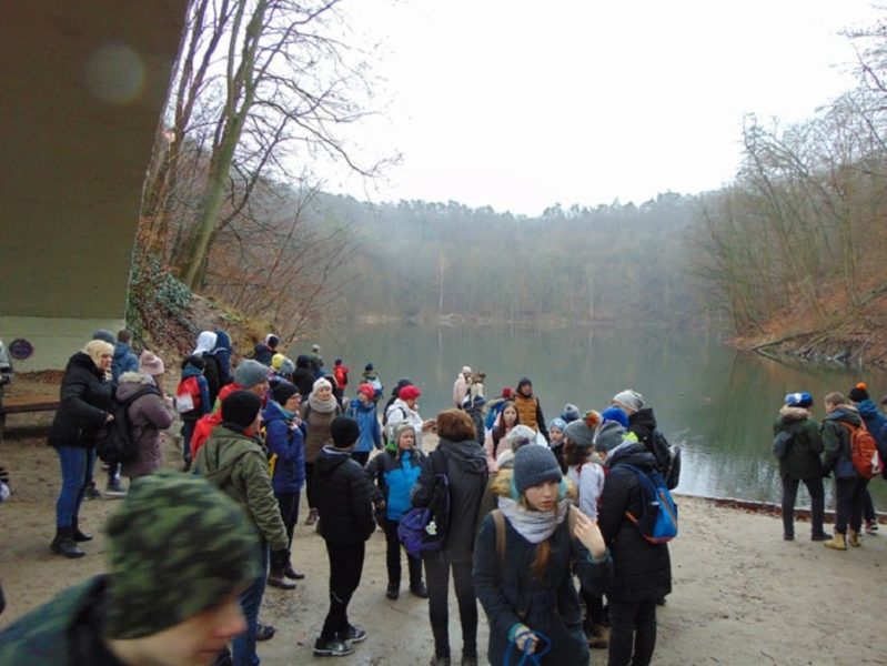 grupa uczniów nad brzegiem jeziora Szmaragdowego