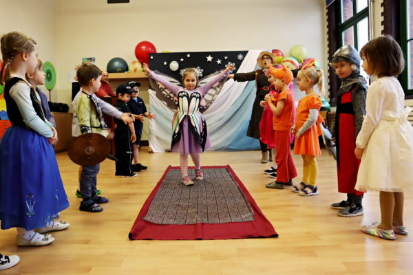 grupa przedszkolaków strojach karnawałowych