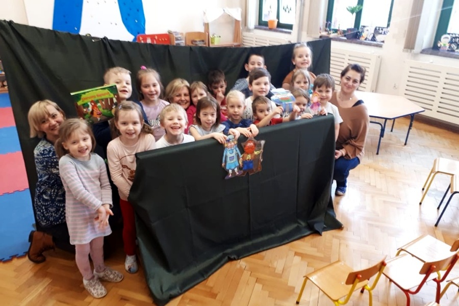 grupa dzieci z nauczycielką