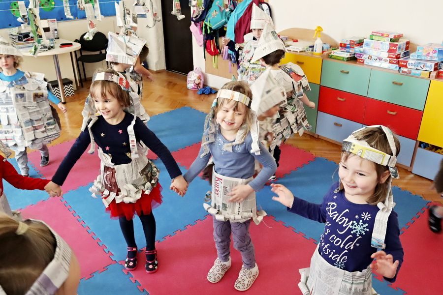 przedszkolaki w gazetowych strojach