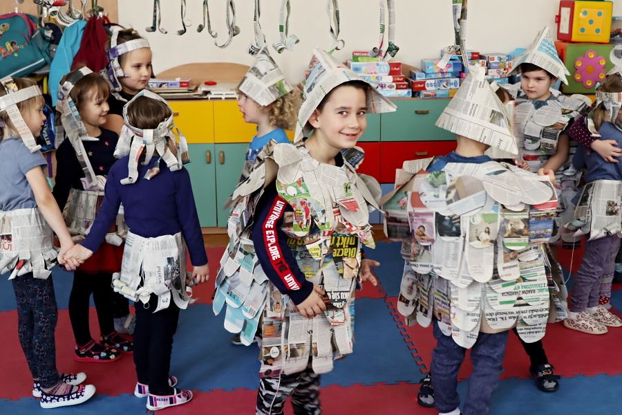 przedszkolaki w gazetowych strojach