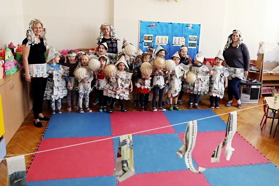 przedszkolaki w gazetowych strojach zdjęcie grupowe