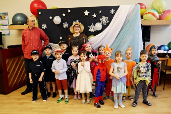 grupa przedszkolaków strojach karnawałowych z opiekunkami