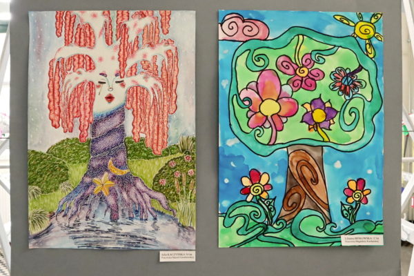 dwie prace plastyczne przedstawiające drzewa