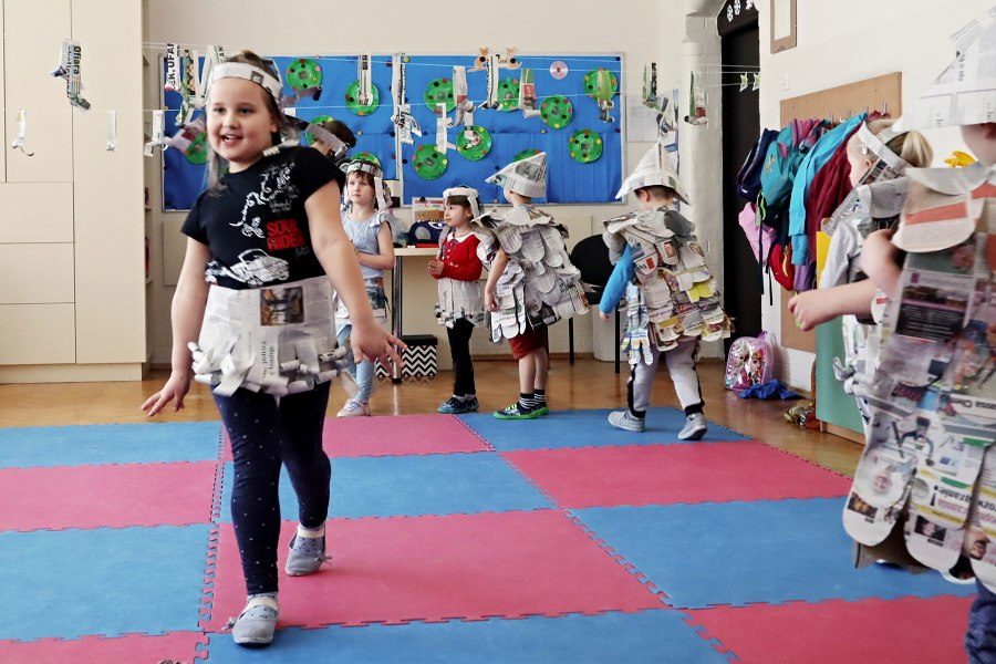 przedszkolaki w gazetowych strojach,