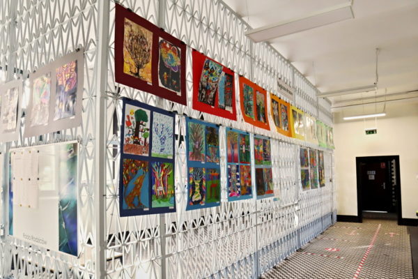 korytarz pałacowy i wystawa prac plastycznych na kracie