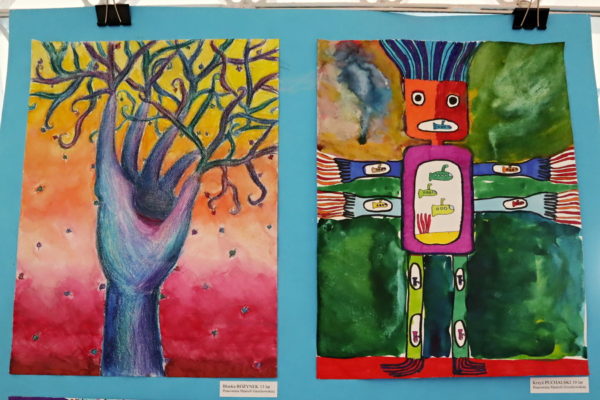 dwie prace plastyczne przedstawiające drzewa