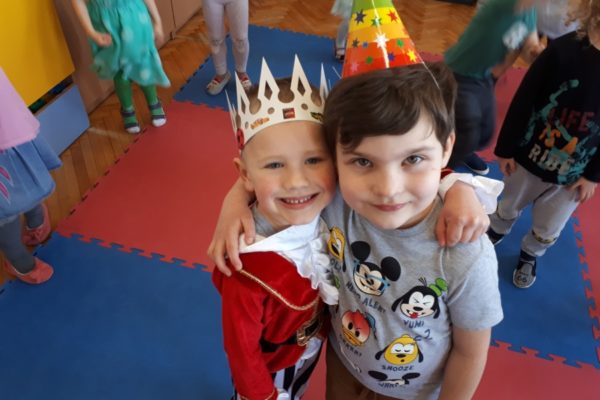 dwóch chłopców, jeden w koronie na głowie