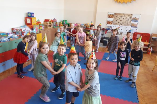 grupa przedszkolaków tańcząca w parach