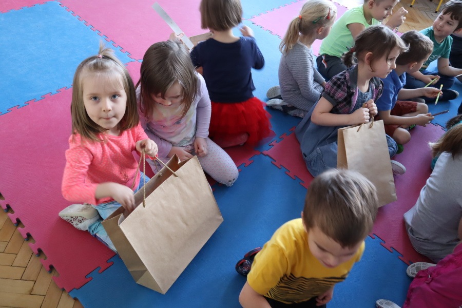 przedskolaki oglądają nagrody