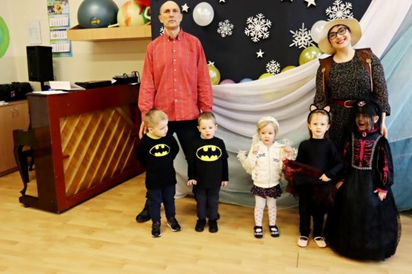 grupa dzieci w strojach karnawałowych z opiekunami