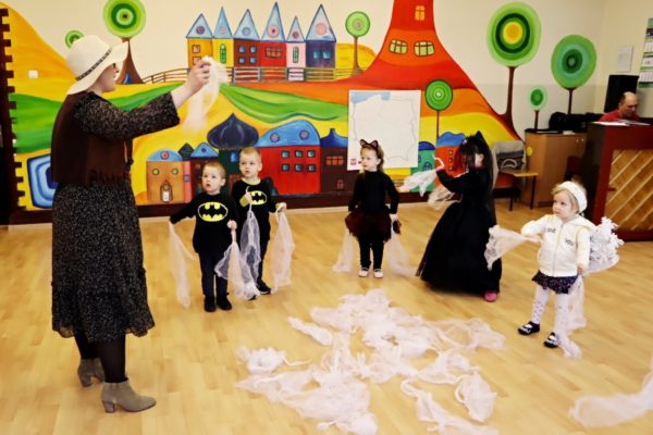 grupa dzieci w strojach karnawałowych podczas zabawy