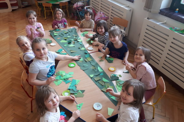 grupa przedszkolaków przy stole