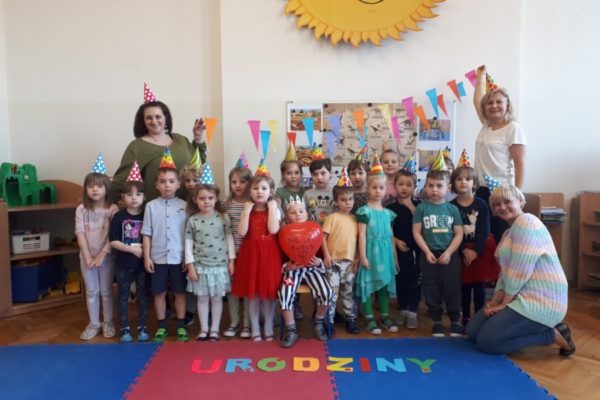 grupa przedszkolaków z nauczycielkami zdjęcie grupowe