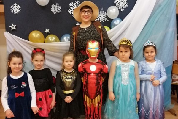 grupa dzieci w strojach karnawałowych z nauczycielką